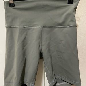 Lululemon wunder under 6” shorts